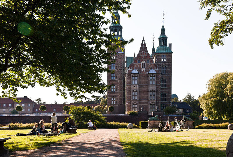 Blick auf eine Schlossanlage mit umliegender Grünfläche