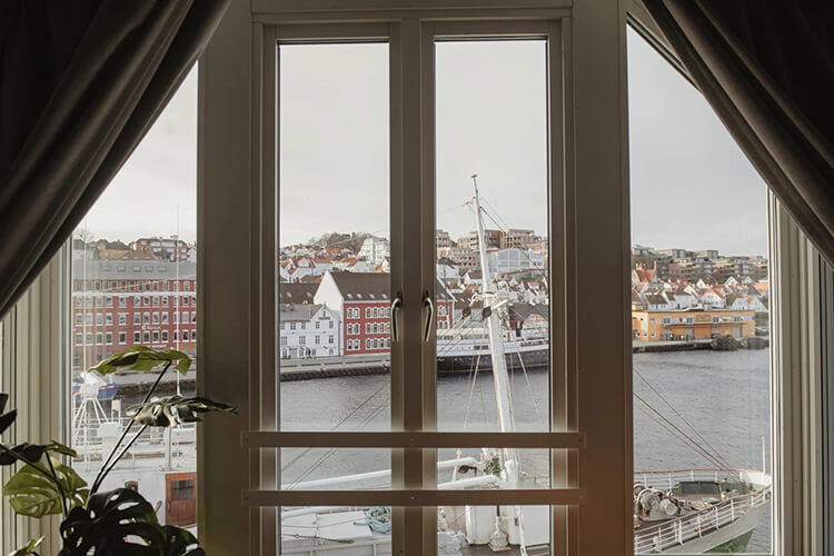 Aussicht auf den Hafen von Stavanger durch ein großes Fenster.