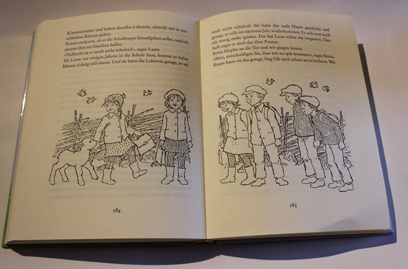 Aufgeschlagenes Kinderbuch mit Illustrationen von den Kindern aus Bullerbü.