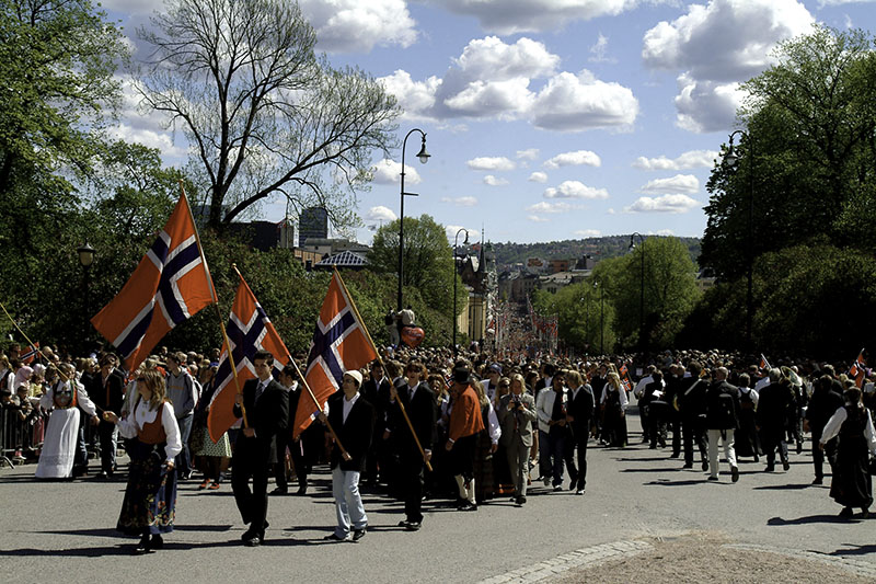 Eine große Menschenmenge in der Nationaltracht mit norwegischen Flaggen in Oslo.