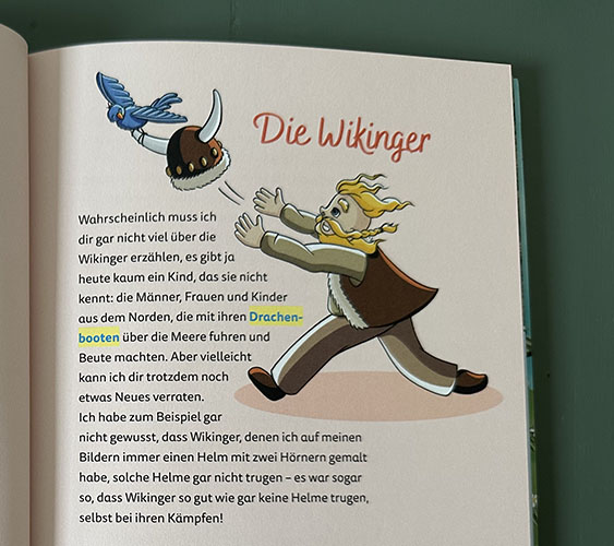 Eine Illustration von einem Wikinger, der seinem Helm hinterherjagt.