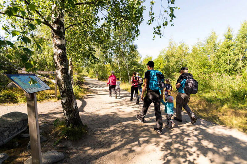 Eine Familie mit Kindern auf einem Wanderweg.