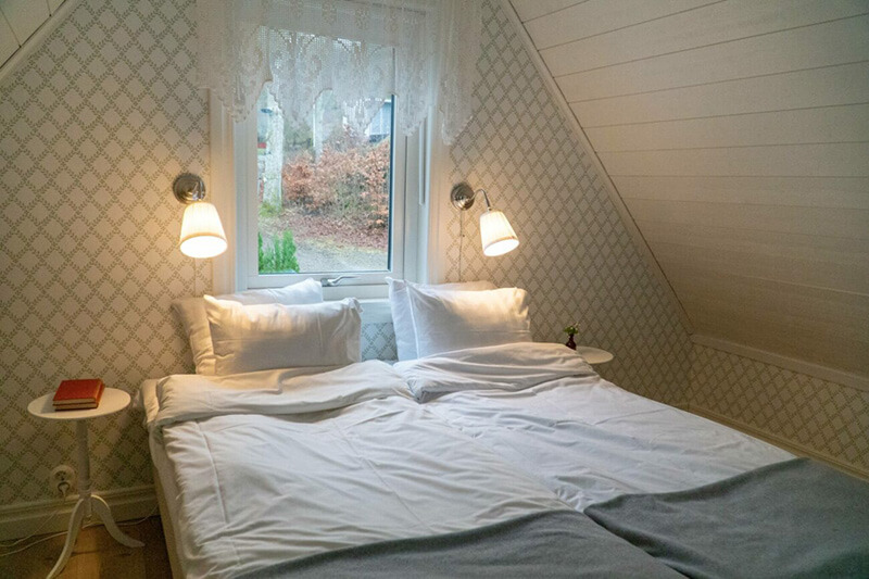 Helles Schlafzimmer im Ferienhaus.