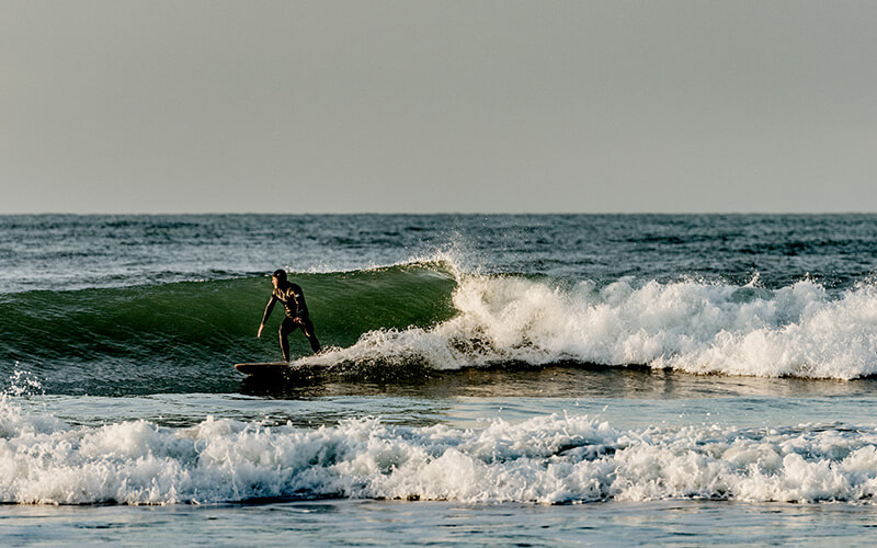 Surfer reitet eine Welle im Meer.