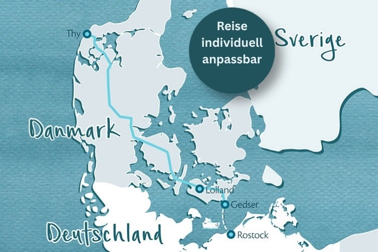 Gezeichnete Karte von Dänemark im Aquarellstil mit den Orten Lolland und Thy, wo sich die beiden Ferienhäuser befinden. Außerdem ist die Fähre von Rostock nach Gedser eingezeichnet.