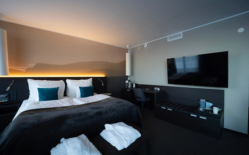 Ein Doppelbett in einem Hotelzimmer mit einem Fernseher.