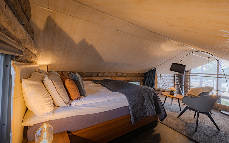 Ein Bett auf einem Schlafloft.