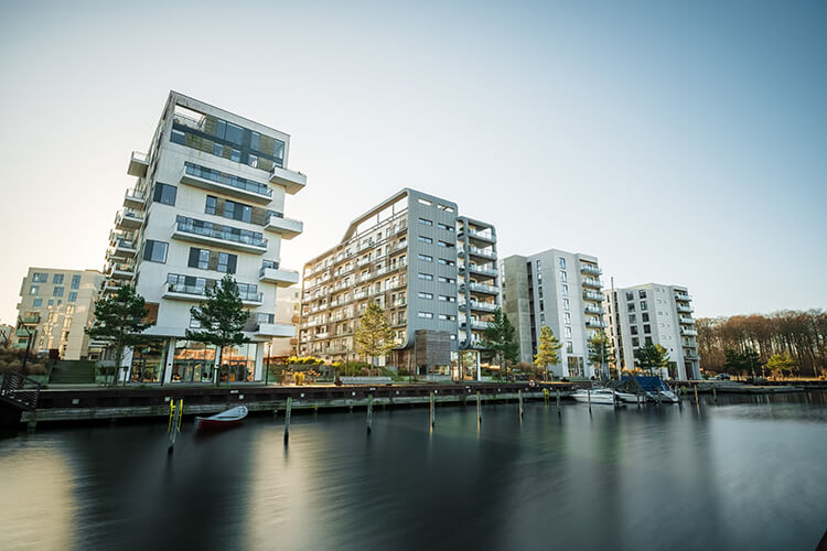 Moderne Häuser an einem Hafen.