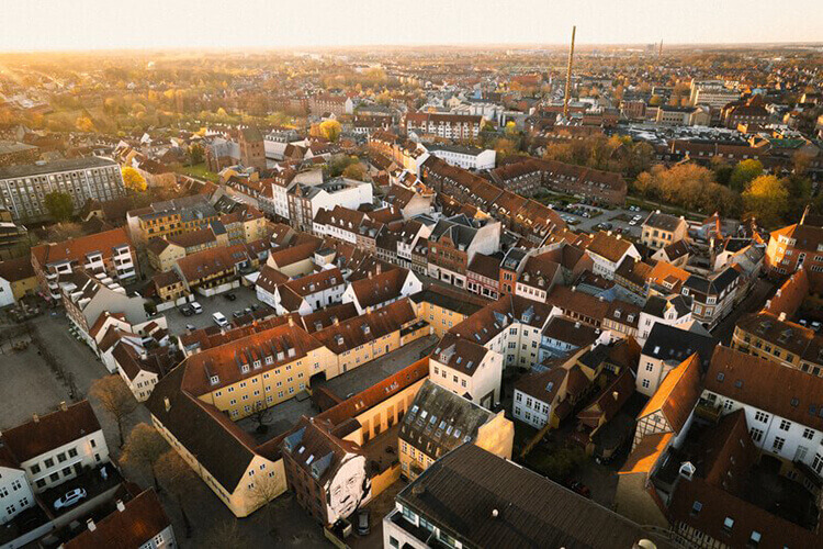 Eine Stadt aus der Vogelperspektive in gelbem Licht.