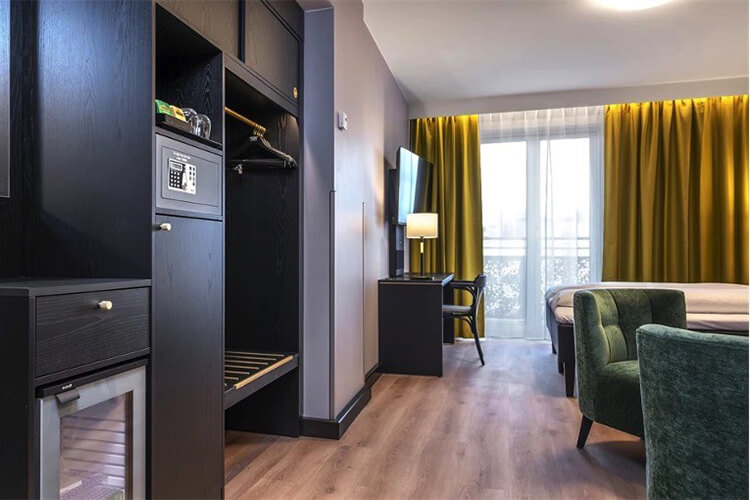 Eine Schrankwand in einem Hotelzimmer.