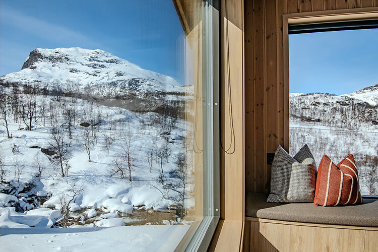Blick auf Schnee und Berge aus Panoramafenstern.