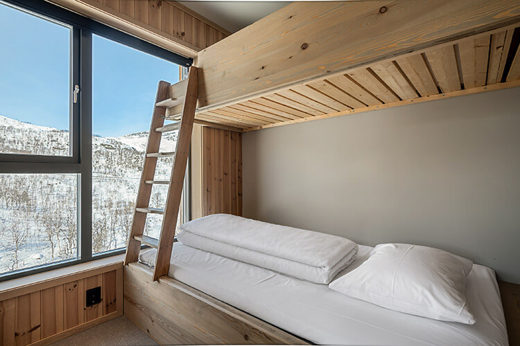 Doppelstockbett aus Holz im Skandinavischen Design.
