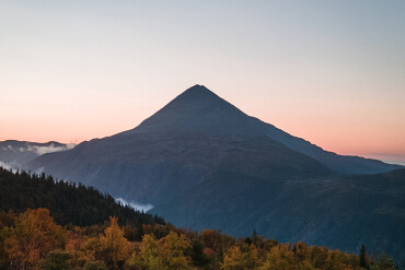 Der Berg Gaustatoppen aus der ferne bei pinken Abendlicht.