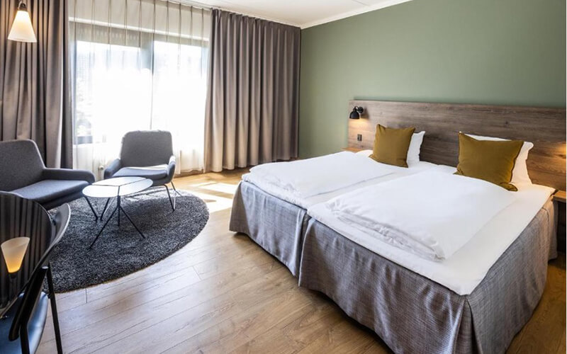 Ein Doppelbett in einem Hotelzimmer.